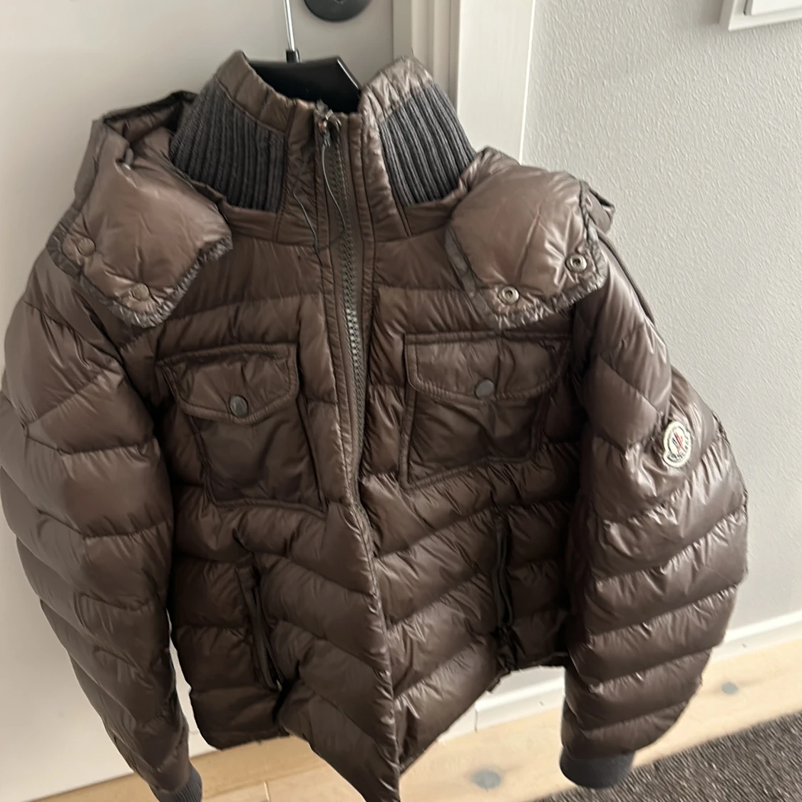 Brun dunjacka från Moncler