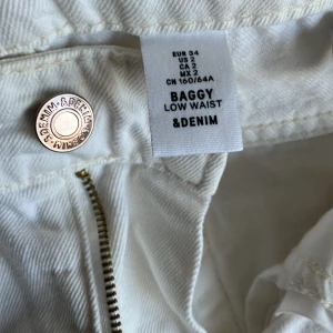 Vita Jeans - Jättefina vita jeans som inte kommer till användning. Baggy low waist & denim från hm. Storlek 34. Nypris 350