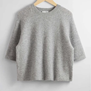 Grå stickad tröja med trekvartsärm - Säljer min trekvartärmade i alpacka bladning från & Other stories! Använd 2-3 gånger utan defekter💘