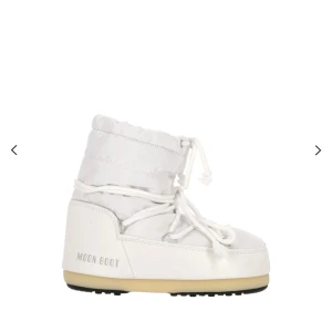 Moon Bootquilted logo-print ankle boots - Intressekoll för vita moonbots! Inte lika tjocka som vanliga modellen - super bekväma. Säljer pga att jag inte tycks använda dem:( köpt för 2050kr