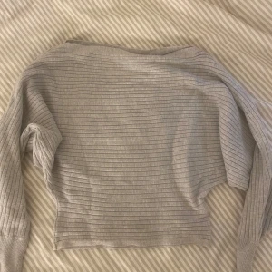 Grå ribbad tröja från Gina Tricot - Säljer en superfin grå ribbad tröja från Gina Tricot i storlek XS. Perfekt för både höst och vår med sin mjuka och bekväma passform. Tröjan har långa ärmar och en stilren design som passar till det mesta. Ett måste i garderoben! 🌟