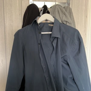 Mörkblå skjorta från Burberry Brit - Säljer en snygg autentisk mörkblå skjorta från Burberry Brit.  Den är i storlek L men passar perfekt M också då jag brukar ha storlek M också. Perfekt för både vardag och fest! Skick 8,5/10 