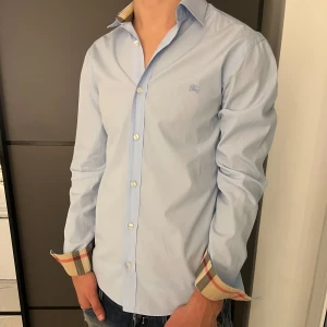 Burberry skjorta  - Hej, säljer nu denna burberry skjorta. Storlek xs, passar S. Skick 9/10. Ny pris = 4999:-. Säljas för 899:-. Moddellen är 179cm