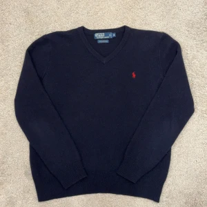 V-Ringad Lammull Tröja från Polo Ralph Lauren - Märke: Polo Ralph Lauren Storlek: M Färg: Mörkblå Skick: Bra skick Material: 100% lammull 
