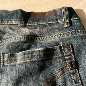 Mörk/ljus blåa dondup jeans  - Tja, säljer dessa feta och sköna dondup jeansen. 7/10 skick. Storlek 31/30 men funkar också på 31/31 hör av er vid köp. Jag kan gå ner i pris