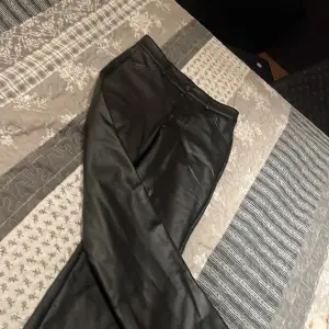 Typ helt oanvända skinnbyxor från calzedonia i storlek 38. Köpte i vår och dom är som nya. De är bootcut och börjar precis under naveln. Pris går att diskutera. Nypris 600