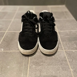 Valentino flycrews - Säljer dessa feta valentino flycrews, väldigt efterfrågad modell då den ej tillverkas längre, skicket 7/10, storleken är 38.5 men passar 39/39.5, den vänstra skon saknar 3 nitar och höger 1 nit, hör av er vid frågor, Mvh😁