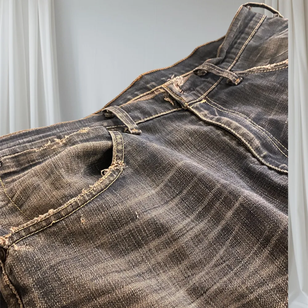 Asfeta vintage Levis jeans. Riktigt vacker wash samt färg. Sitter rätt så baggy. Lite slitningar på fickorna samt slitna nere vid benen. Bara att skicka meddelande om du ska ha mått o mer bilder. . Jeans & Byxor.