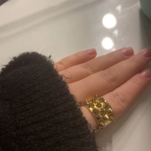 Edblad ring - Säljer denna ringen då den inte kommer till användning längre, den är ett använd skick.🥰 Säljer även en i silver!!