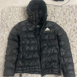 Jacka från adidas, nypris cirka 1000kr. Inga hål eller defekter, pris kan diskuteras 