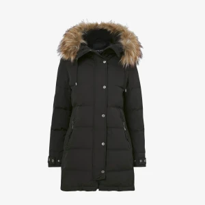 Svart Hollies dunjacka  - Säljer en snygg svart vinterjacka. Perfekt för kalla vinterdagar! nypris 4400:-