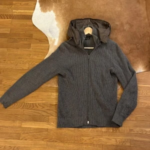 Massimo Dutti Cardigan  - Tjena! Säljer nu denna Massimo Dutti Cardigan | Storlek M men kan även passa L eller någon lite längre | Skick 8/10, lite nopprig | Slutsåld sedan länge | Mitt pris 1199 kr!