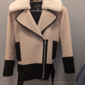 Club Monaco dam jacka stl S - Fint skick, avtagbar päls. Passar stl S/M