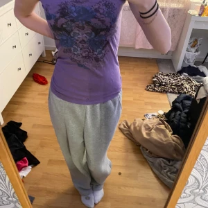 Lila t shirt - Lila t shirt med tryck av något jag ör inte så säker på vad det är