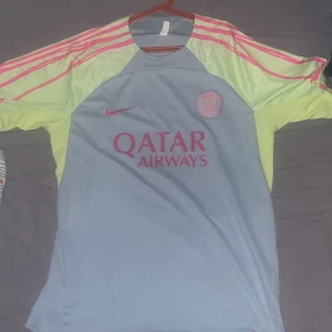 Psg tröja - Aldrig använt passar inte mig så bra 