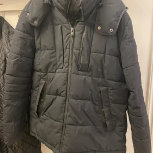 Esprit Vinterjacka - Säljer denna vinterjacka varav märke Esprit, den är i okej skick och är i storlek XL