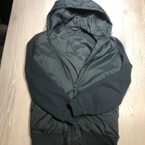 Massimo Dutti Cardigan - Storlek: S. Skick: 9/10. Skryklorna på baksidan är bara synliga för att jackan ligger ner, inte annars. Hör av er vid frågor!