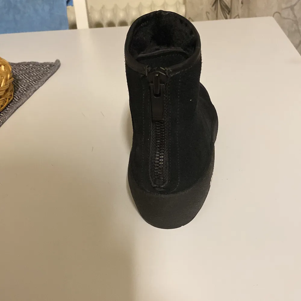 Snygga svarta boots från Bally i mycket bra skick. De har en dragkedja baktill för enkel på- och avtagning. Skorna är tillverkade i mocka och har en robust sula som ger bra grepp. Perfekta för höst och vinter!. Kengät.
