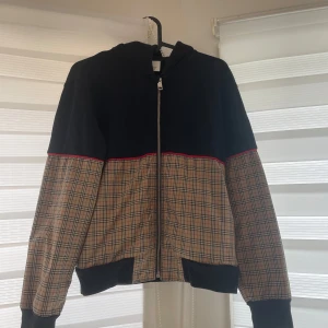 Äkta burberry kofta   - Äkta burbeery kofta. Väldigt bra skick, Skönt material och hållbart material. Används några få gånger. Säljer pågrund  av att den inte kommer till användning längre.  Köpt för 4000kr 