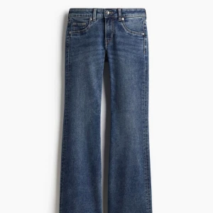 Blå bootcut jeans - Oanvända lågmidjade jeans i strl 36 från hm💕