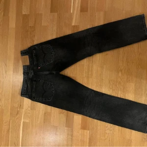 Levi's 551 Svart - Säljer ett par klassiska svarta Levi's jeans i modell 551. De har en straight passform och är i bra skick. Perfekta för både vardag och fest! 🖤Storlek W30 L30. Jeansen är i mycket bra skick.