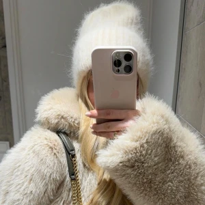 Vit ribbad mössa - Säljer en supermysig vit ribbad mössa som är perfekt för kalla dagar. Den är stickad och har en klassisk design som passar till allt. Mössan är i mycket bra skick och känns riktigt mjuk och skön att ha på sig. Perfekt för vintern! ❄️har fåtal i lager. Skynda fynda!!!