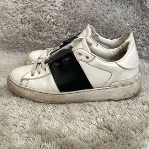 Valentino opens - Skick 8/10 lite smutsiga Äkta! Använda lite. Priset ej hugget! Hör av dig vid fler frågor 