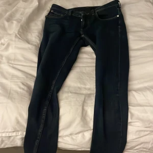 Mörkblå jeans tiger of Sweden  - Säljer ett par snygga mörkblå jeans fårn tiger of Sweden, har andvänt 5-6 gånger och de är i väldigt bra skick. Skriv vid frågor eller köp 😄