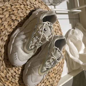 Vita sneakers från Adidas - Säljer ett par vita Adidas sneakers i bra skick, storlek 39 1/3