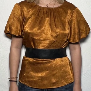 BRONS BLUS - Kortärmad blus med ballongärmar⭐️