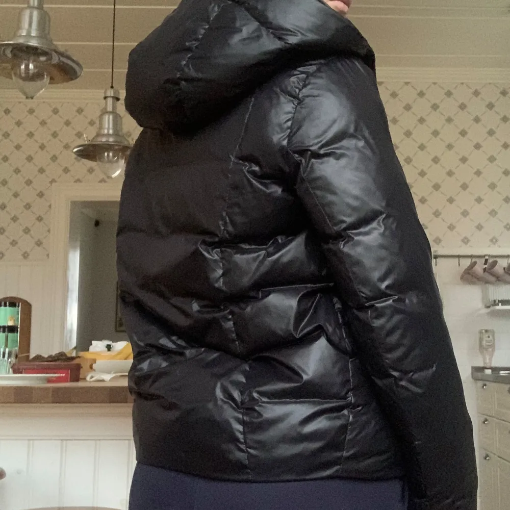 SĂ€ljer nu denna svarta vinterjacka som jag hade förra vintern men nu har den tyvĂ€rr blivit för liten. Fint skick förutom ett hĂ„l i ena fickan men det Ă€r inget som syns utifrĂ„nđ jĂ€tte mysig med stor luvađ. Takit.