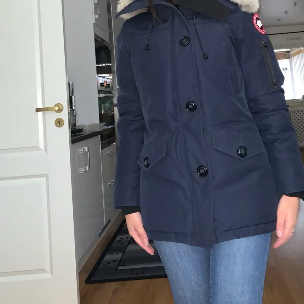 Säljer min Canada goose som jag endast  i en säsong. Inga skador eller fel alls!  Storlek 36/S men passar även som 34/Xs  Kontakta vid fler frågor:) Pris kan diskuteras! . Jackor.