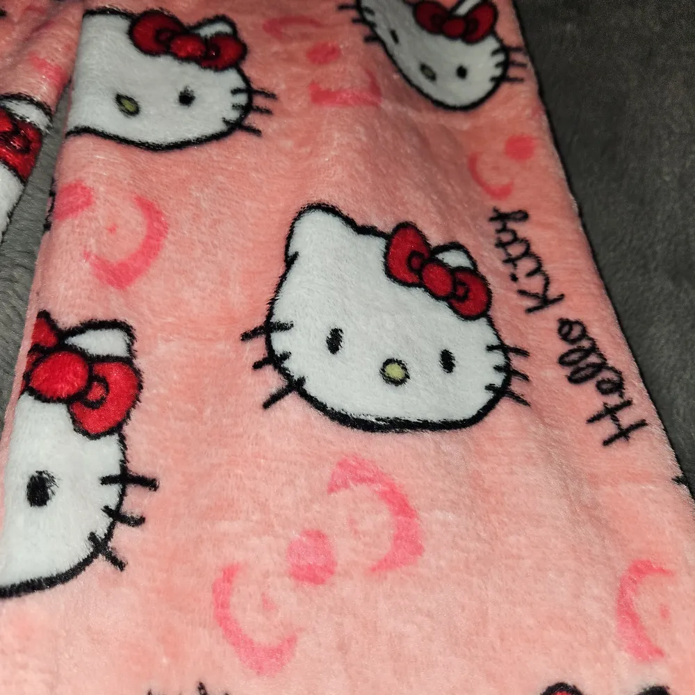 Supermjuka goa Nytt Rosa Hello Kitty pyjamasbyxor med Hello Kitty tryck över hela byxan. Byxorna har en resår i midjan. Säljer dom endast pga att dom är för korta för mig. Nypris 229. Jeans & Byxor.