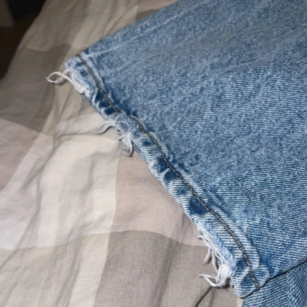 Blåa straight leg jeans köpta från hm för några månader sen, använd 2 gånger fast finns lite skador vid fötterna som ni kan se på bilderna då dom har slitits lite. Storlek 42. Jeans & Byxor.