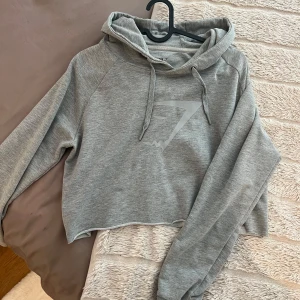 Cropped hoodie gymshark  - En lite cropped hoodie köpt från gymshark. I nyskick då den är mycket sparsamt använd. Storlek M.