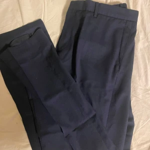 Hugo Boss kostymbyxor  - Strl 52 (L/XL) i marinblå, fint skick, herr. 