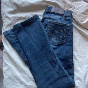 Mörkblå lågmigade bootcut jeans - Bra skick 