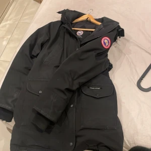 Canada goose - Hej jag säljer min vinter jacka den kommer inte till användning längre den är i storleken M och vid händerna är den lite söndriga men går att fixa hos skräddaren båda två såklart äkta därav sänkt pris 