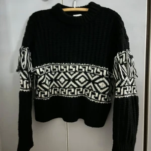 Stickad tröja - Svart stickad tröja med mönster, använd fåtal gånger 