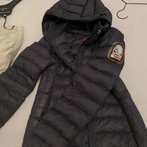parajumper jacka - Marinblå Parajumperjacka använd men bra skick utom att dragkedjan slutat fungera därav priset💓I storlek M men passar s och xs också😆 