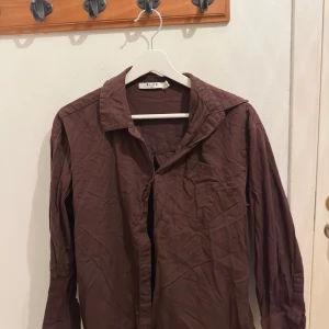 Brun skjorta - Brun skjorta från NA-KD linnematerial, använd fåtal gånger och i mycket bra skick 