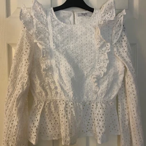 Vit blus - Säljer denna super fina blus som är förliten. Perfekt till nyår med tex en paljett kjol. Vet ej ny pris men skulle gissa på 399.      Finns bild med tröja på längre ner i mitt flöde. (Ser ut som att de är fläckar på tröjan men de är ljuset vilken man kan jämföra med på den andra bilden längre ner i flödet)