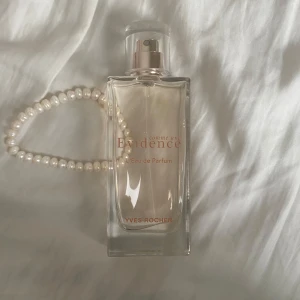 Parfym - Yves Rocher parfym🌟En sensuell, rosig doft av kärlek med en kvinnlig lukt och passar perfekt till fest! Cirka 65% kvar❤️