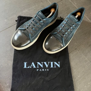 Lanvin skor - Säljer nu ett par as feta marinblå mocka lanvin skor i storlek UK 10 / EU 44. Skorna är nästan i nyskick och är sparsamt använda.  Nypris 5500kr | mitt pris 2499kr. Hör av er vid minsta fundering✅