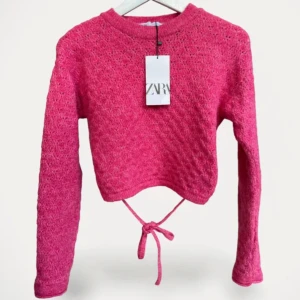 Stickad rosa tröja från Zara - Helt oanvänd stickad rosa tröja från zara, prislapp är kvar. Nypris 359kr💕