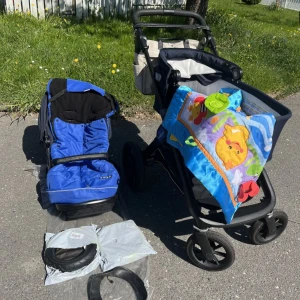 Barnvagn emmaljunga - Säljer vår barnvagn som vi inte längre använder. Den är i gott skick och kommer med flera praktiska tillbehör för att göra åkturen bekväm för ditt barn.  Specifikationer och tillbehör:   • Stabil och bekväm barnvagn för alla typer av terräng  • Färg: