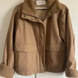 Nypris 1995kr, Säljer en supermysig beige teddyjacka från Soft Rebels. Jackan har en varm och gosig krage och muddar i teddyfoder. Perfekt för kyliga höst- och vinterdagar. Den har en dragkedja framtill och två stora fickor. Passar perfekt för en avslappnad och stilren look!