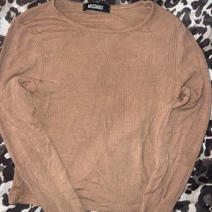 Brun topp - Ribbad brun topp från missguided i storlek 38 men passar även 34-36. Lite croppad🫶