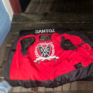Polo santoz väst - Använd skick, har använt den typ 5 gånger. Pruta funkar också, ge gärna förslag. Jag kan mötas i Göteborg också. Fraktar inte