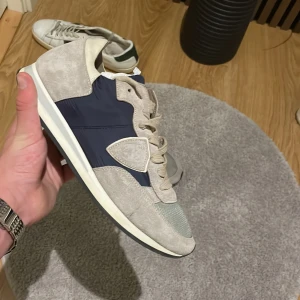  Philippe Model Trainers  - är i stolek 41 philipe model skor 